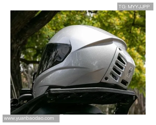 足球顶头盔的创新设计与安全性能提升探讨及其在运动中的应用前景分析